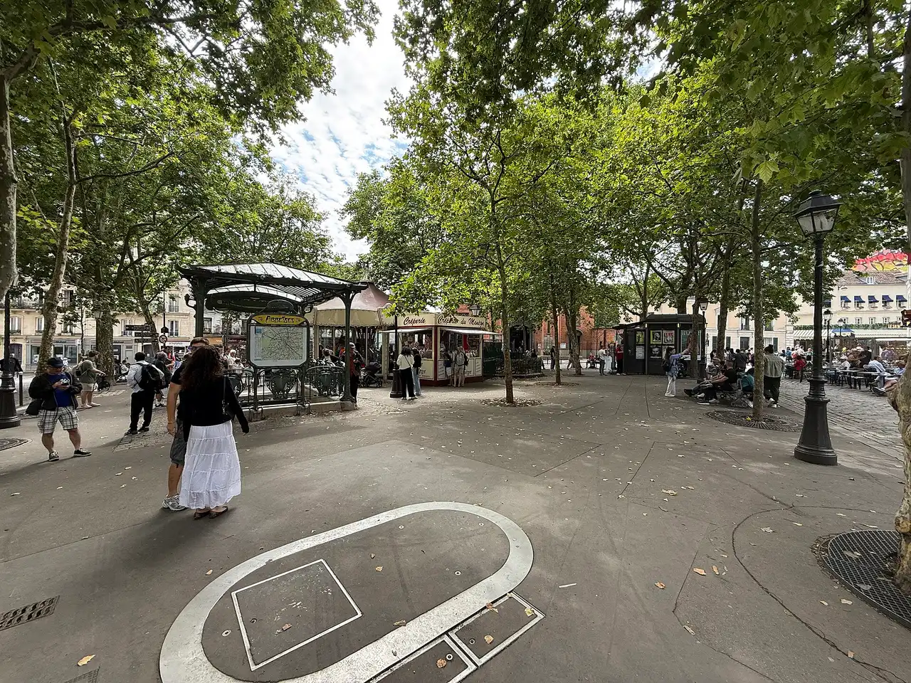 Montmartre (Place des Abbesses)