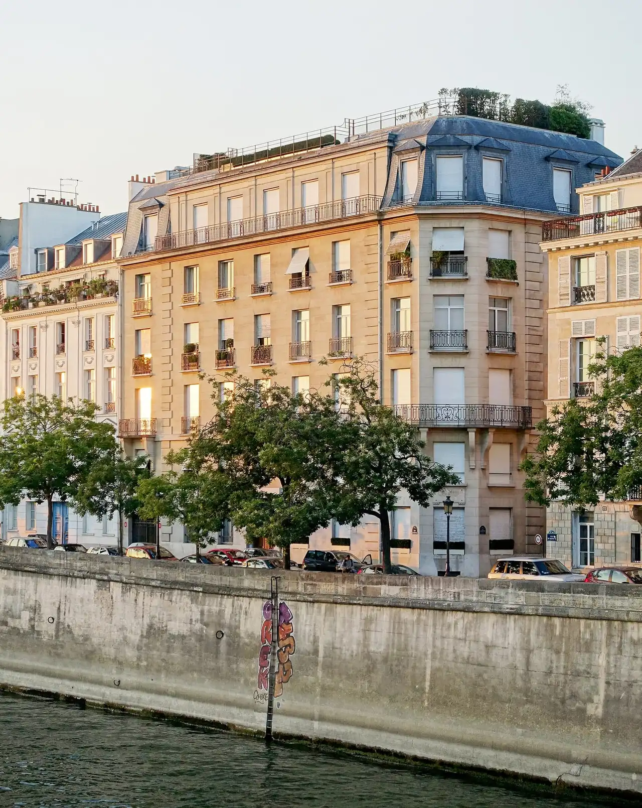 Quai de la Tournelle, facing Île Saint-Louis