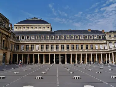Palais-Royal, Colonnes de Buren